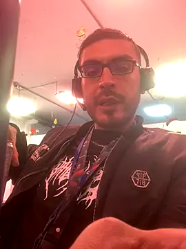 malek xarx  online show from December 5, 2025, 5:09 pm