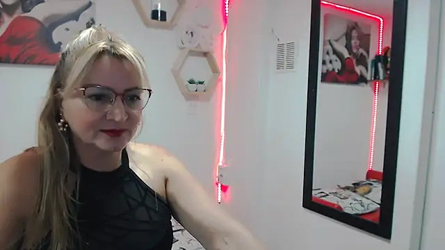 DIVAX MONSERRAT online show from November 15, 2025, 8:05 pm