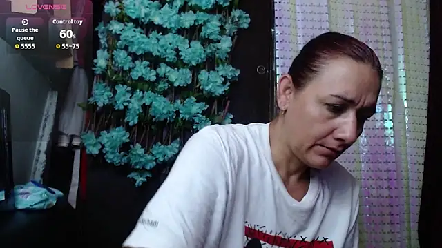 Snapshot of darling_hott chatting on October 1, 2025, 11:05 am darling hott online show from October 1, 2025, 11:05 am