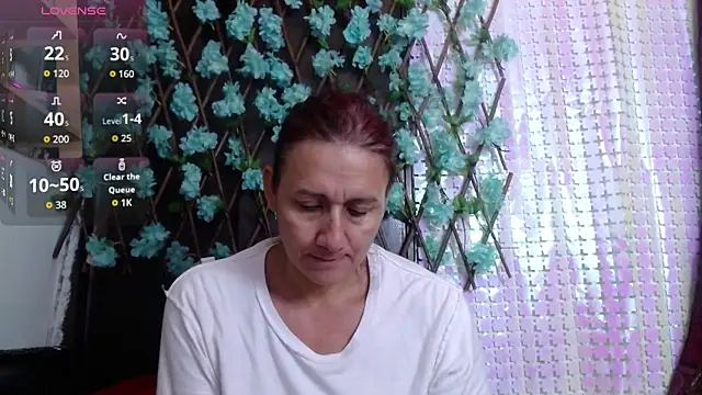 Snapshot of darling_hott chatting on October 6, 2025, 9:40 am darling hott online show from October 6, 2025, 9:40 am