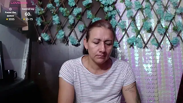 Snapshot of darling_hott chatting on October 21, 2025, 11:22 am darling hott online show from October 21, 2025, 11:22 am