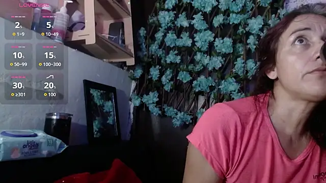 Snapshot of darling_hott chatting on October 31, 2025, 11:44 am darling hott online show from October 31, 2025, 11:44 am