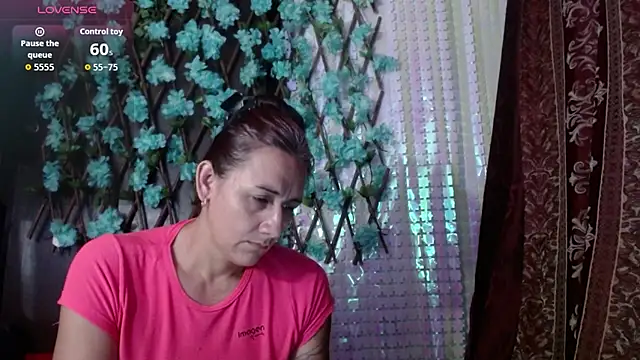 Snapshot of darling_hott chatting on November 6, 2025, 8:37 am darling hott online show from November 6, 2025, 8:37 am