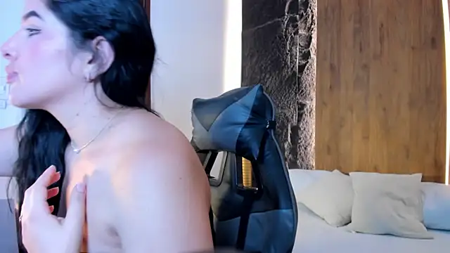 evelin lopezz online show from October 18, 2025, 2:14 am