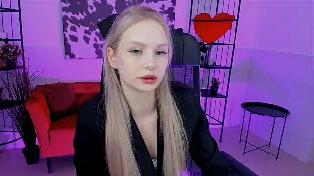 AvaDaviis online show from October 6, 2025, 2:14 pm