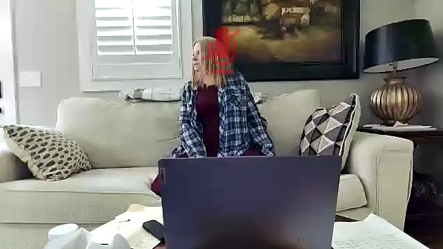 JulieHolliday online show from November 4, 2025, 8:19 pm