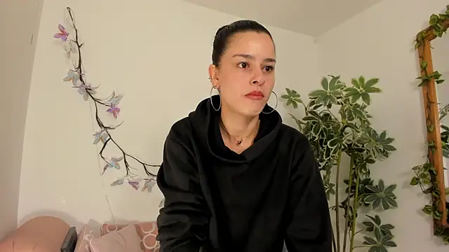 valerieMattson online show from November 27, 2025, 4:31 pm