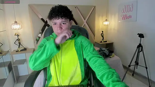 BenjaminBottonn online show from October 4, 2025, 8:07 pm