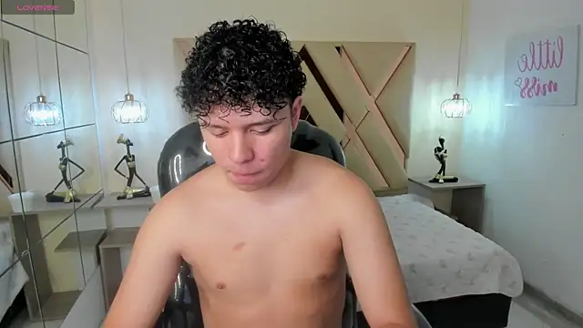 BenjaminBottonn online show from October 5, 2025, 7:56 pm