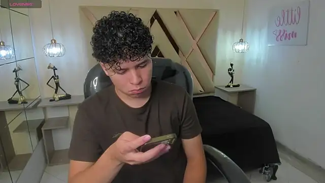 BenjaminBottonn online show from October 7, 2025, 7:44 pm