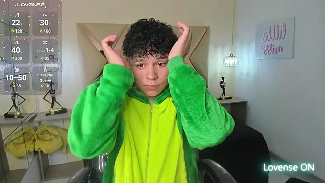 BenjaminBottonn online show from October 8, 2025, 7:55 pm