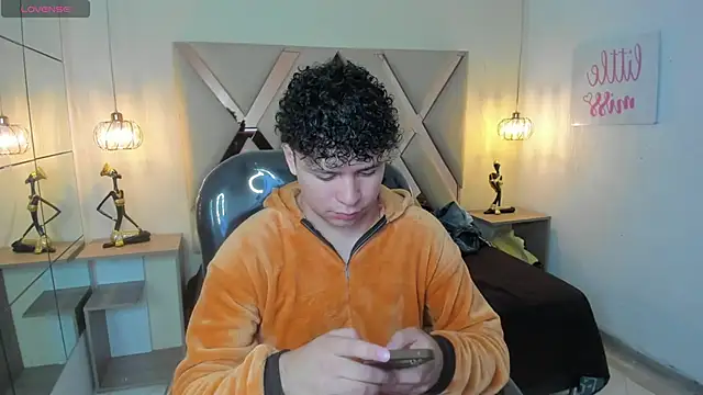 BenjaminBottonn online show from October 9, 2025, 7:45 pm