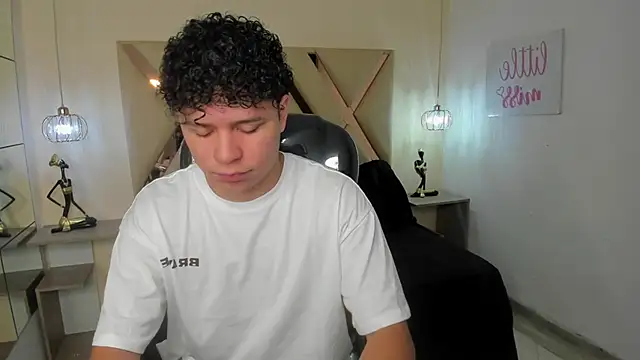 BenjaminBottonn online show from October 12, 2025, 7:46 pm