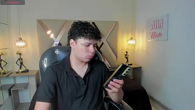 BenjaminBottonn online show from October 15, 2025, 7:47 pm