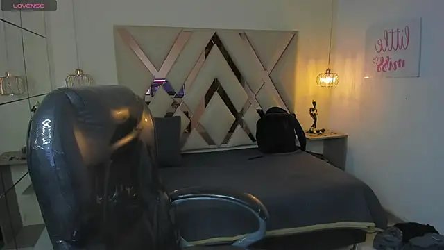 BenjaminBottonn online show from October 27, 2025, 7:51 pm