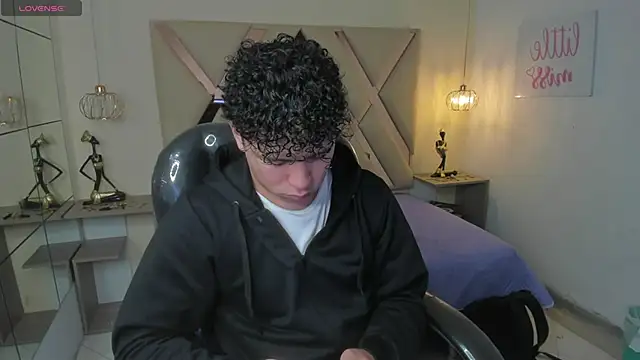 BenjaminBottonn online show from October 28, 2025, 8:11 pm