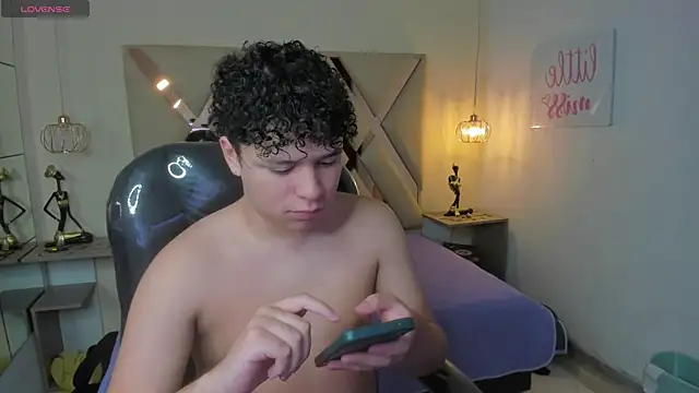 BenjaminBottonn online show from October 29, 2025, 8:32 pm