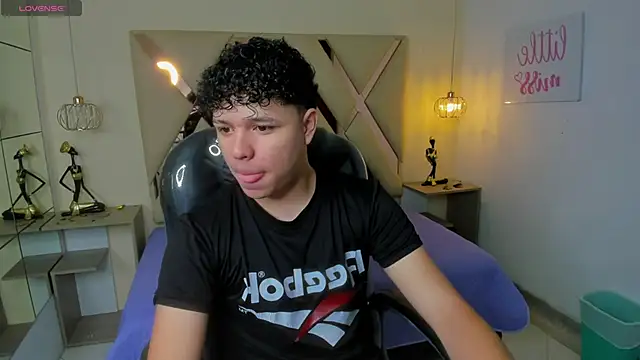 BenjaminBottonn online show from October 31, 2025, 7:48 pm