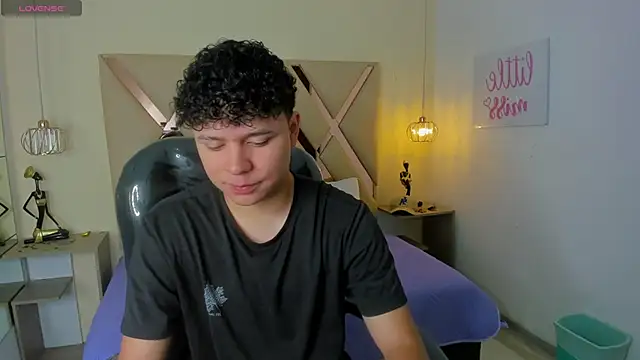 BenjaminBottonn online show from November 2, 2025, 7:38 pm