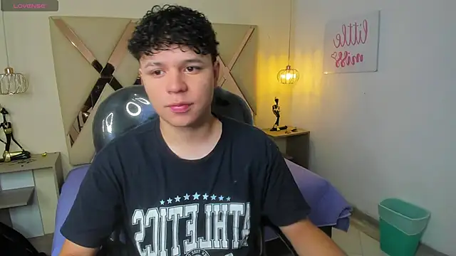 BenjaminBottonn online show from November 3, 2025, 7:48 pm