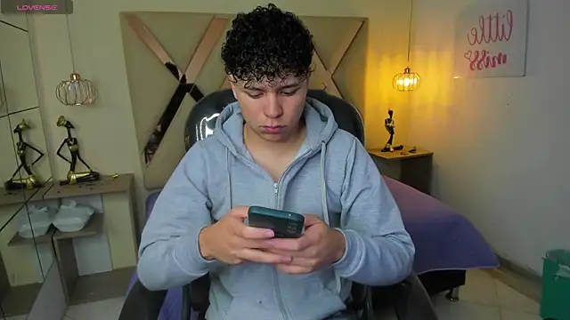 BenjaminBottonn online show from November 5, 2025, 8:20 pm