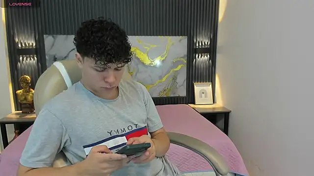 BenjaminBottonn online show from November 6, 2025, 7:59 pm