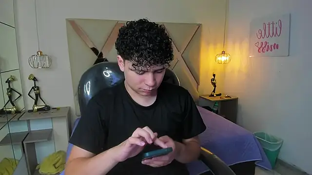 BenjaminBottonn online show from November 7, 2025, 8:09 pm