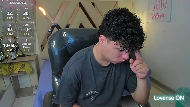 BenjaminBottonn online show from November 9, 2025, 7:56 pm