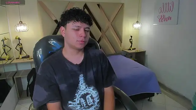 BenjaminBottonn online show from November 12, 2025, 8:08 pm