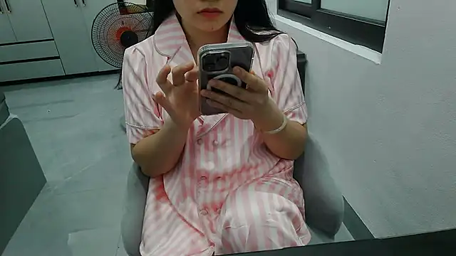 Snapshot of Emachiii chatting on May 7, 2026, 1:05 pm Emachiii online show from May 7, 2026, 1:05 pm