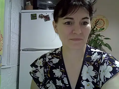 Krystal 82 online show from November 13, 2025, 5:45 pm