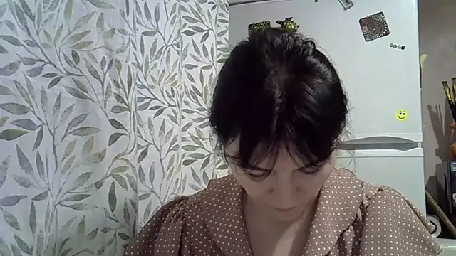 Krystal 82 online show from December 4, 2025, 8:50 pm