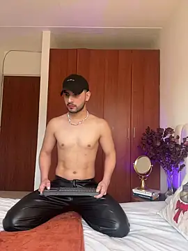 Dark beauty2 online show from November 10, 2025, 9:14 pm