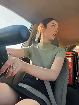 DollyTall online show from October 7, 2025, 9:39 am