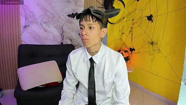 Snapshot of jake_beach chatting on October 31, 2025, 7:26 pm jake beach online show from October 31, 2025, 7:26 pm