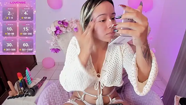 Nataliahenao69 online show from October 27, 2025, 2:10 pm