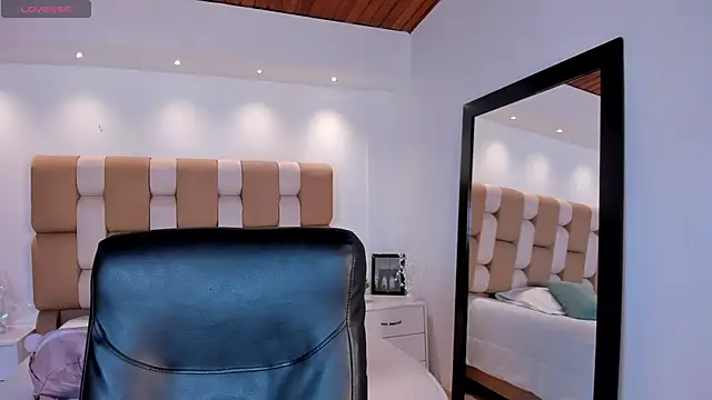 AidaJones online show from October 30, 2025, 3:02 pm