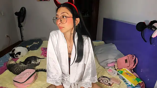 Anais lux online show from April 21, 2026, 1:42 am