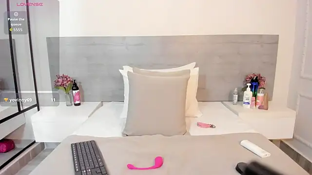 sunnyWhitee online show from October 8, 2025, 7:22 pm