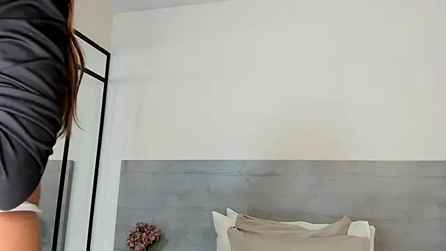 sunnyWhitee online show from March 13, 2026, 7:09 pm