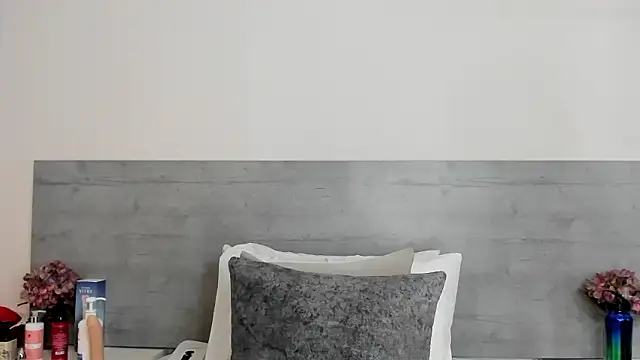 sunnyWhitee online show from March 18, 2026, 7:28 pm