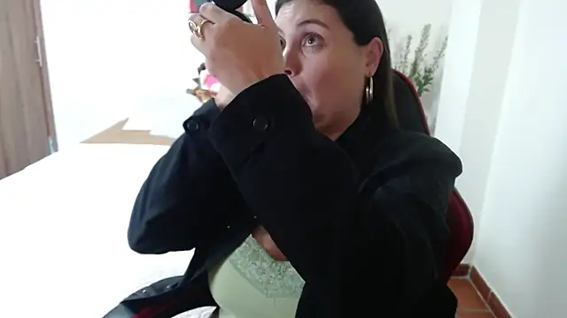 Snapshot of Secret_Bella chatting on October 10, 2025, 11:42 am Secret Bella online show from October 10, 2025, 11:42 am