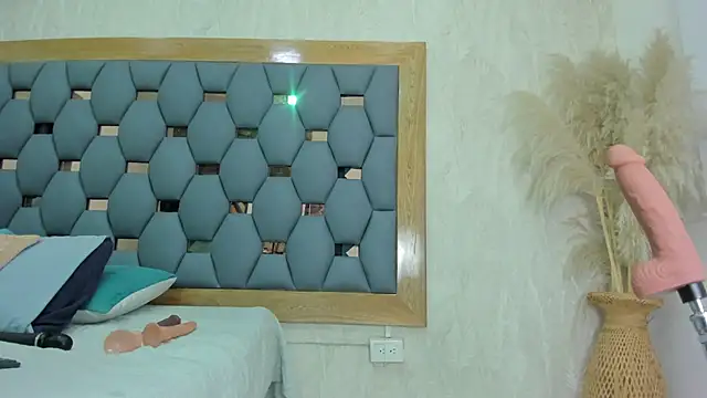 crystal sm online show from December 5, 2025, 3:04 am