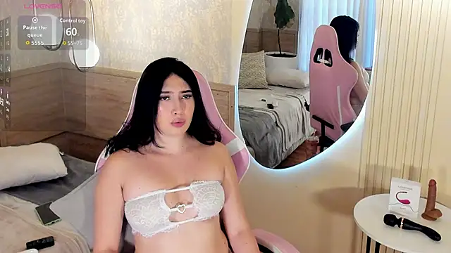 Skyyle  online show from October 7, 2025, 1:30 pm