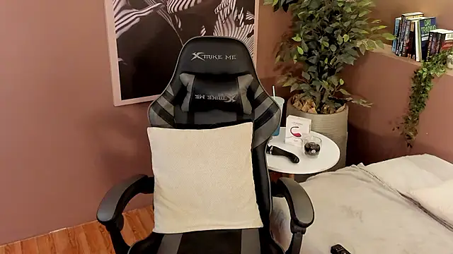 Skyyle  online show from February 11, 2026, 1:27 pm