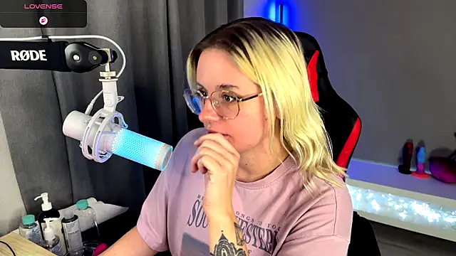 Snapshot of Charlies_world chatting on October 4, 2025, 5:22 pm Charlies world online show from October 4, 2025, 5:22 pm