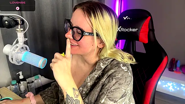 Snapshot of Charlies_world chatting on October 6, 2025, 7:11 pm Charlies world online show from October 6, 2025, 7:11 pm