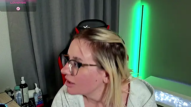 Snapshot of Charlies_world chatting on October 18, 2025, 8:31 pm Charlies world online show from October 18, 2025, 8:31 pm