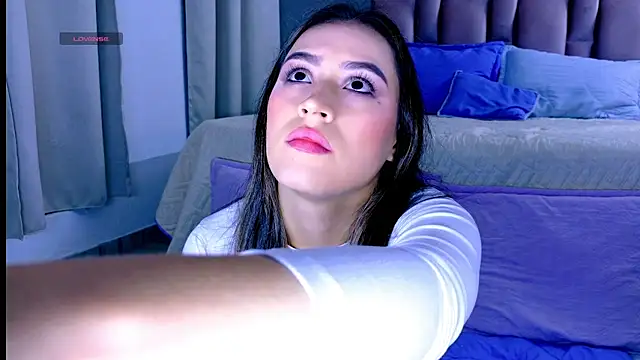 InnoocentLunaa online show from January 13, 2026, 5:57 am