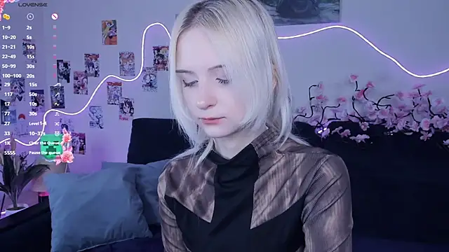 Megan--chan online show from December 14, 2025, 7:07 pm